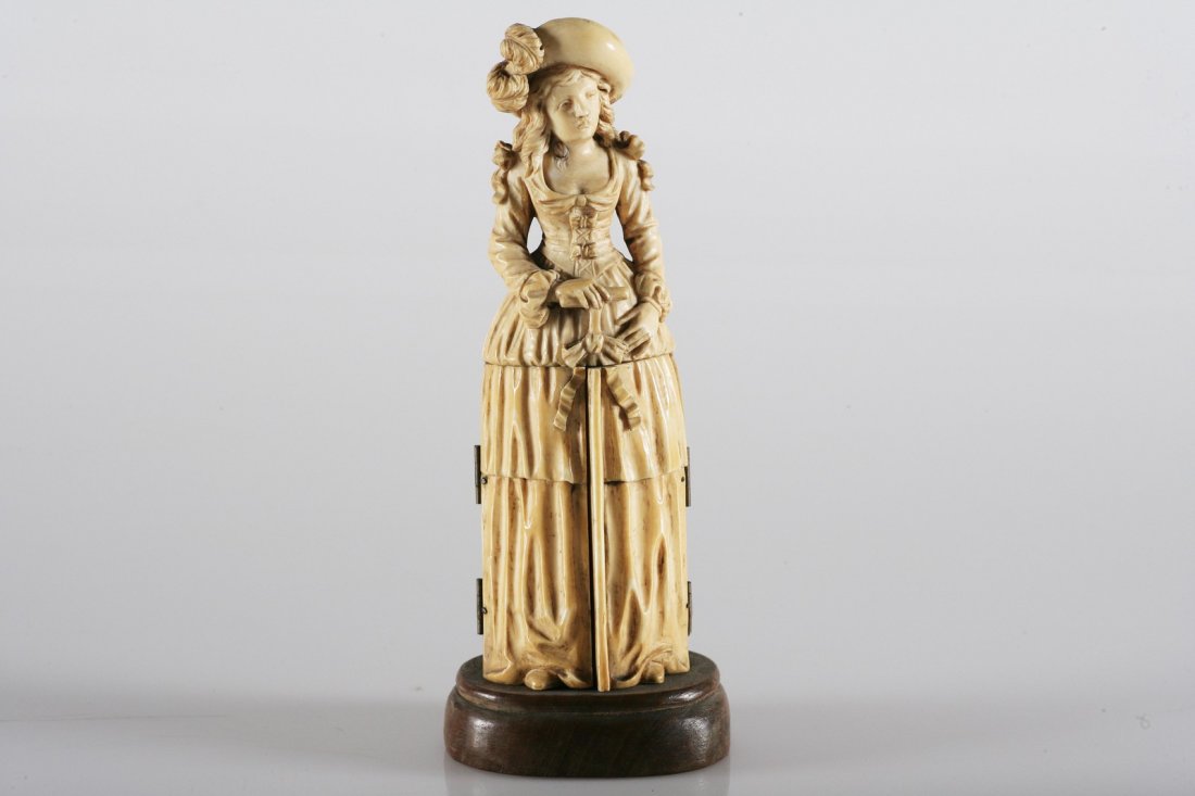 MANIFATTURA INGLESE DEL XVIII SECOLO - Oggetti in: MANIFATTURA INGLESE DEL XVIII SECOLO Oggetti in avorio raffigurante una fanciulla. la parte inferiore, apribile, raffigura scene di battaglia. Avorio. Cm 20.