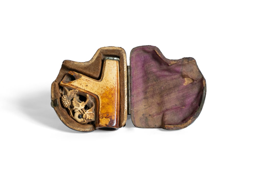 MOUTHPIECE WITH PHOTOFrance, 19th century.: MOUTHPIECE WITH PHOTOFrance, 19th century. . Cm 5,00 x 4,50 x 1,50. A one-of-a-kind object, this mouthpiece conceals a spicy secret and symbols reminiscent of the vicious man. If you put your eye near