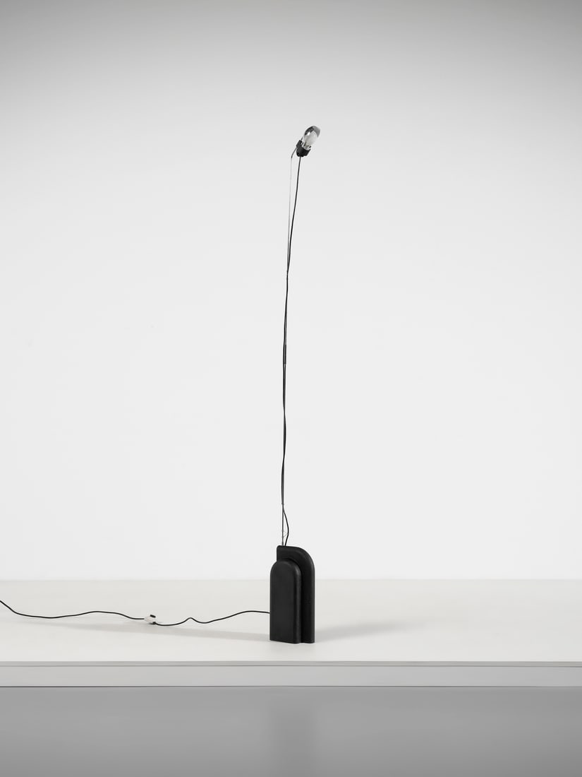 ENNIO CHIGGIO Floor lamp for Lumenform, Italy.: CHIGGIO ENNIO (1938 - 2020) Floor lamp for Lumenform, Italy. Painted cast iron and chromed steel.. Cm 12,00 x 224,00 x 12,00. 1970s.