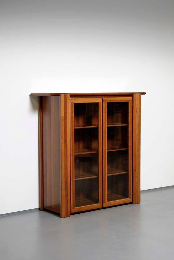 MARIO MARENCO Display cabinet from the Sapporo series for Mobilgirgi, Cantù.: MARENCO MARIO (1933 - 2018) Display cabinet from the Sapporo series for Mobilgirgi, Cantù. Walnut and glass.. Cm 155,00 x 151,00 x 52,00. 1970s.