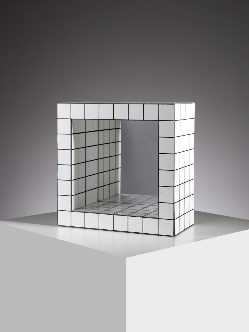 SUPERSTUDIO Specchio misuratoreMultiple: SUPERSTUDIO Specchio misuratoreMultiple. 1976. Laminate Print silkscreen and mirror.. Cm 24,00 x 24,00 x 13,00.