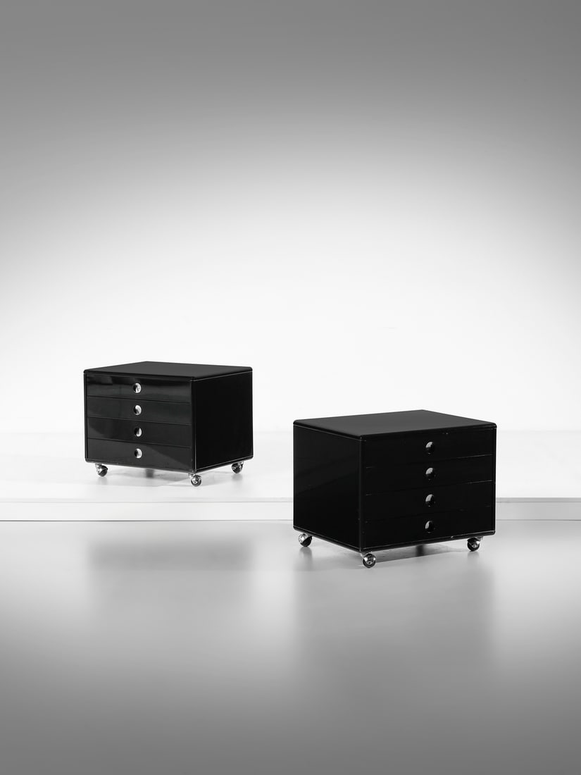 OSVALDO BORSANI (1911-1985) CON CENTRO PROGETTI TECNO Pair of CA151 bedside tables on wheels for: OSVALDO BORSANI (1911-1985) CON CENTRO PROGETTI TECNO Pair of CA151 bedside tables on wheels for Tecno, Varedo. 1971. Lacquered wood and aluminum.. Cm 65,00 x 53,00 x 51,00. Production label.