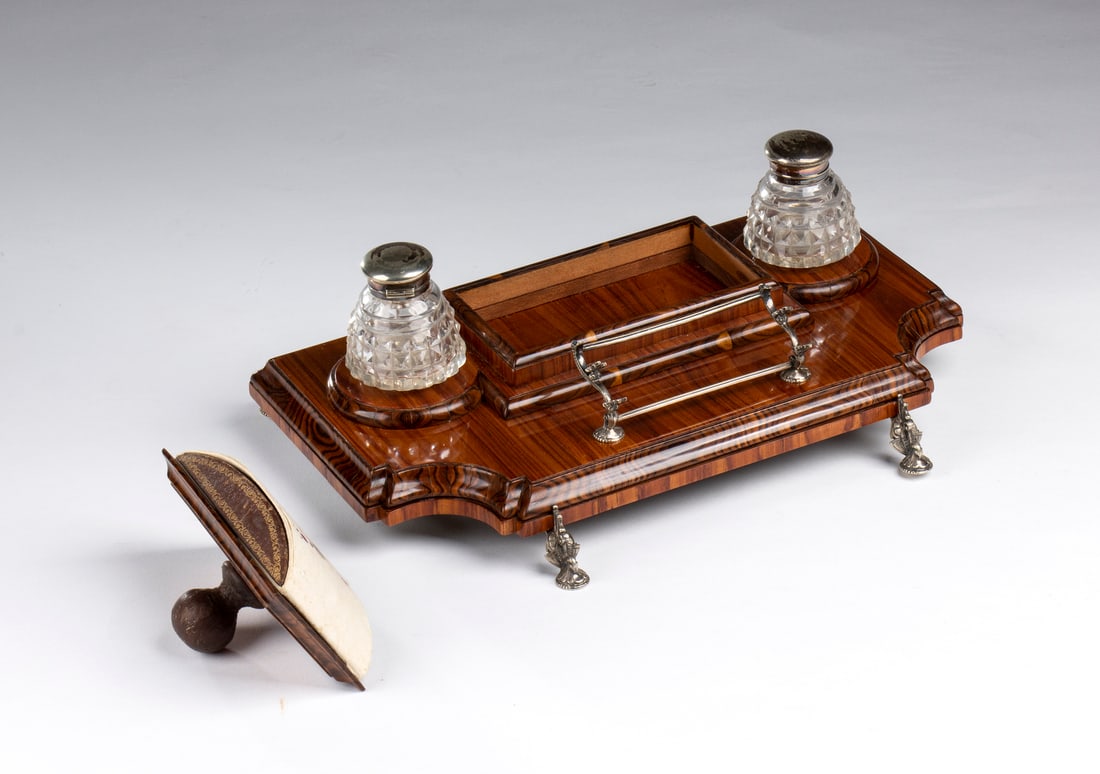 CLASSIC INKWELL IN PRECIOUS WOOD Italy, early 20th century.: CLASSIC INKWELL IN PRECIOUS WOOD Italy, early 20th century. . Cm 43,00. complete with glass flasks with silver caps and an ink dryer