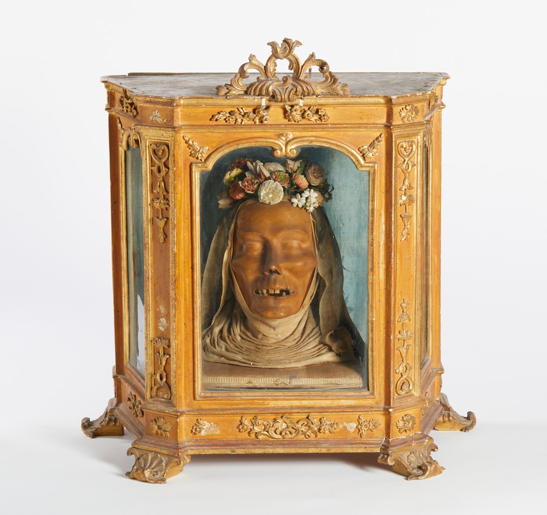 IMPORTANT CARVED WOODEN CASE WITH ORIGINAL BLOWN GLASS Italy, 18th century . (1 of 4)
