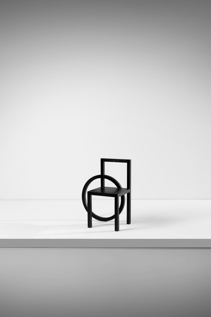 PAOLO PALLUCCO Entrance chair in the magic circle.: PALLUCCO PAOLO (n. 1950) Entrance chair in the magic circle. 1990. Lacquered wood.. Cm 64,00 x 76,50 x 10034,20. Created for the series 100 chairs in one night, seat n. 8.Published by the Emilio Mazzo