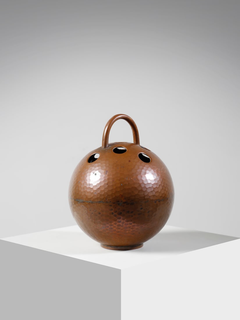 GIO PONTI Flower vase with crescent-shaped handle for Nino Ferrari, Brescia. (1 of 4)