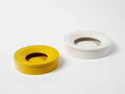 ANGELO MANGIAROTTI Two Barbados ashtrays Barbados for Danese, Milan.: MANGIAROTTI ANGELO (1921 - 2012) Two Barbados ashtrays Barbados for Danese, Milan. 1964. White and yellow glazed ceramic.. . Marked under the base.Dimensions: 5 x 25 x 25 cm; 5 x 20 x 20 cm