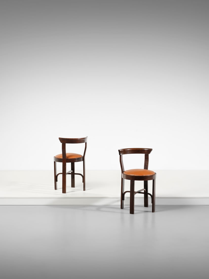 ANTONIO VOLPE Coppia di sedie.: VOLPE ANTONIO Coppia di sedie. Legno e pelle imbottita.. Cm 41,00 x 70,50 x 45,00. Anni Venti.