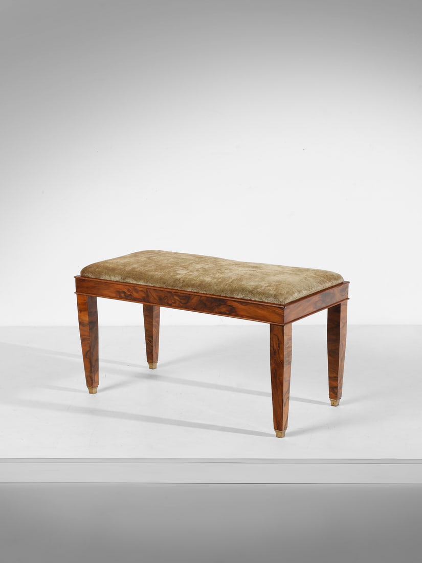 GIO PONTI (1891-1979) & EMILIO LANCIA (1890-1973) Panchetta.: GIO PONTI (1891-1979) & EMILIO LANCIA (1890-1973) Panchetta. Legno impiallacciato in radica, ottone e velluto imbottito.. Cm 110,00 x 60,00 x 55,00. Fine anni Venti / inizi anni Trenta.Lotto accompagn