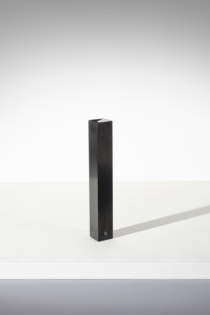 BRUNO MUNARI Posacenere da terra mod. Ponza per Danese, Milano.: MUNARI BRUNO (1907 - 1998) Posacenere da terra mod. Ponza per Danese, Milano. 1958. Metallo verniciato e alluminio.. Cm 8,00 x 56,00 x 8,00.