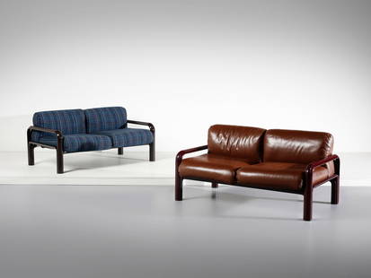 GAE AULENTI Due divani a due posti per Knoll International, Italia/USA.: AULENTI GAE (1927 - 2012) Due divani a due posti per Knoll International, Italia/USA. 1977. Metallo laccato e pelle e tessuto imbottiti.. Cm 155,00 x 75,00 x 90,00. Etichetta della produzione e marchi