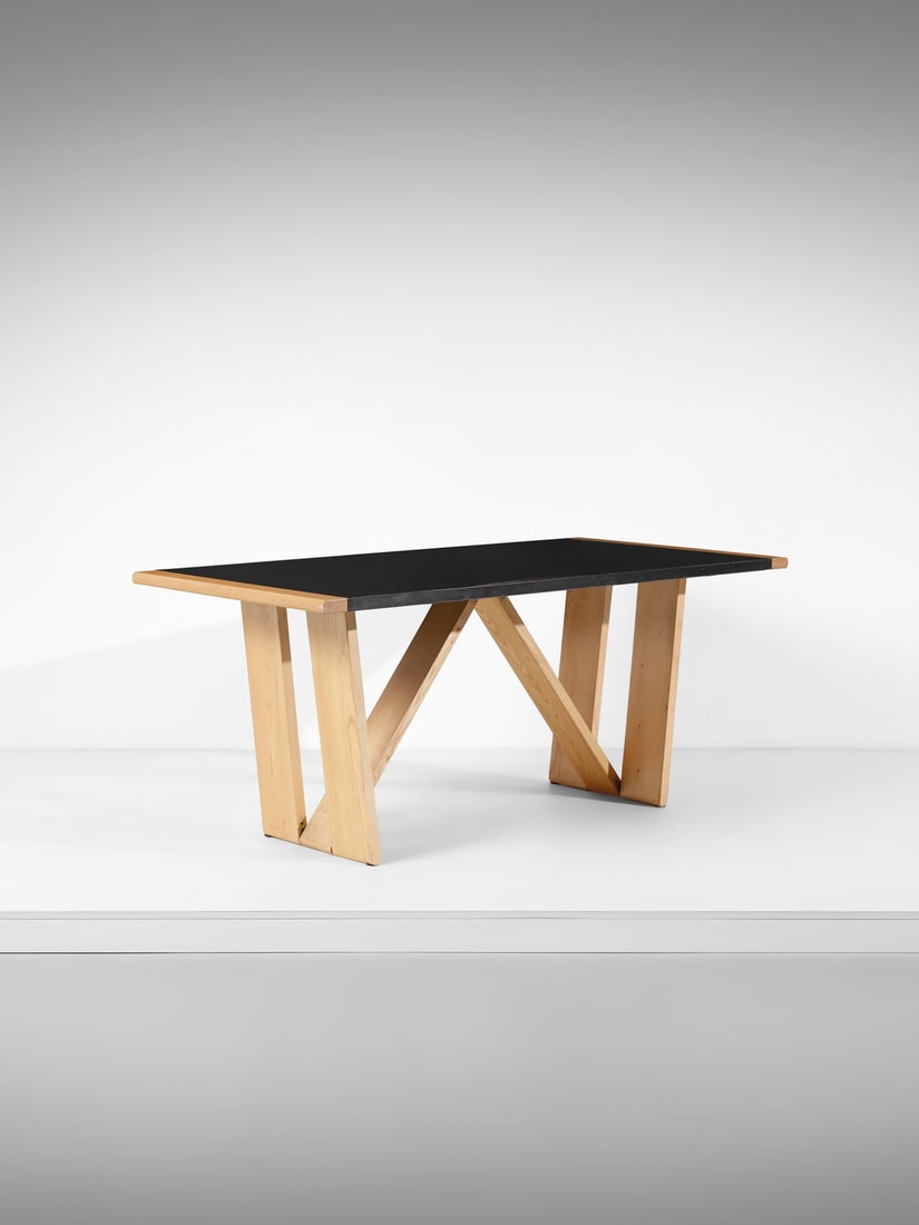 ROBERTO PAMIO (1937-2021) & RENATO TOSO (1940) Tavolo per Stilwood, Italia.: ROBERTO PAMIO (1937-2021) & RENATO TOSO (1940) Tavolo per Stilwood, Italia. Legno di frassino e laminato.. Cm 84,50 x 73,00 x 166,50. Anni Settanta.