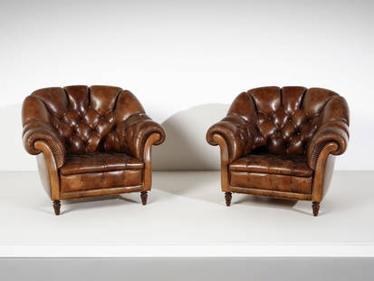 MANIFATTURA ITALIANA A pair of Chesterfield style armchairs.: MANIFATTURA ITALIANA A pair of Chesterfield style armchairs. Wood and leather.. Cm 105,00 x 88,00 x 90,00. XXth century.