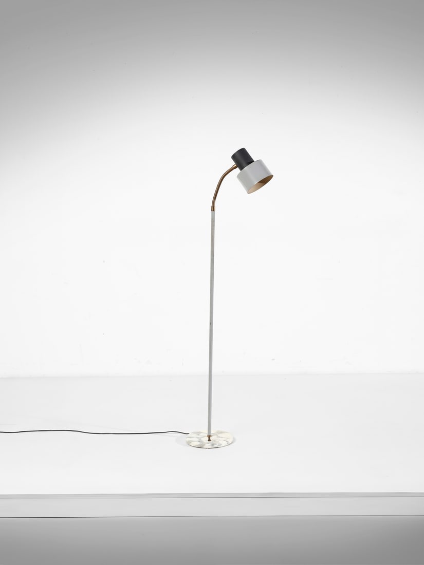 MANIFATTURA ITALIANA Floor lamp with articulated arm.: MANIFATTURA ITALIANA Floor lamp with articulated arm. Painted aluminum, brass and marble.. Cm 25,00 x 150,00 x 23,00. 1960s.