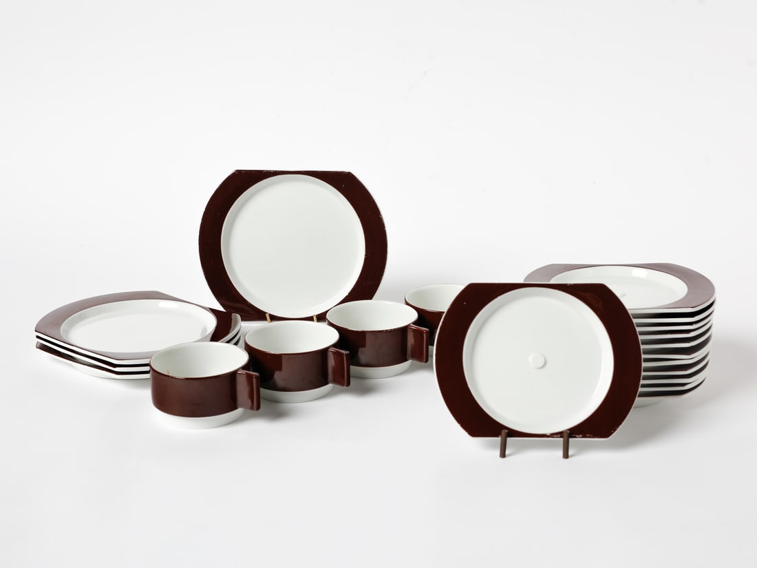 JOE COLOMBO (1930-1971) & AMBROGIO POZZI (1931-2021) Part of the Alitalia Linea 72 (first class): JOE COLOMBO (1930-1971) & AMBROGIO POZZI (1931-2021) Part of the Alitalia Linea 72 (first class) in-flight service consisting of four plates, twelve saucers and four cups for Richard - Ginori, Italy.