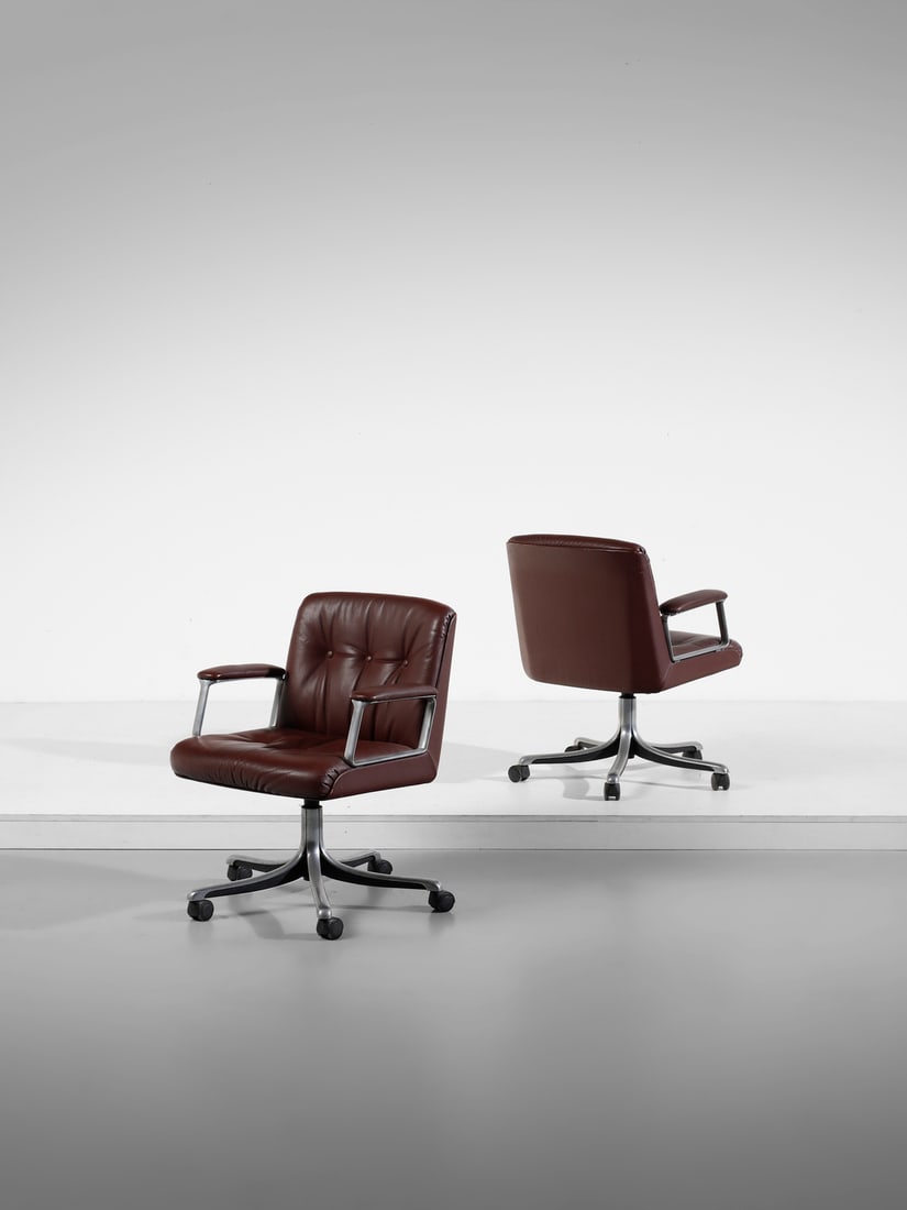 OSVALDO BORSANI Pair of chairs from the 126 series for Tecno, Varedo.: BORSANI OSVALDO (1911 - 1985) Pair of chairs from the 126 series for Tecno, Varedo. 1976. Die-cast aluminium, padded leatherette and plastic material.. Cm 65,00 x 77,00 x 63,00. Literature:G. Bosoni,