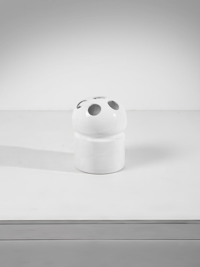 MANIFATTURA ITALIANA Umbrela stand.: MANIFATTURA ITALIANA Umbrela stand. White glazed ceramic.. Cm 34,00 x 42,00 x 34,00. XXth century.