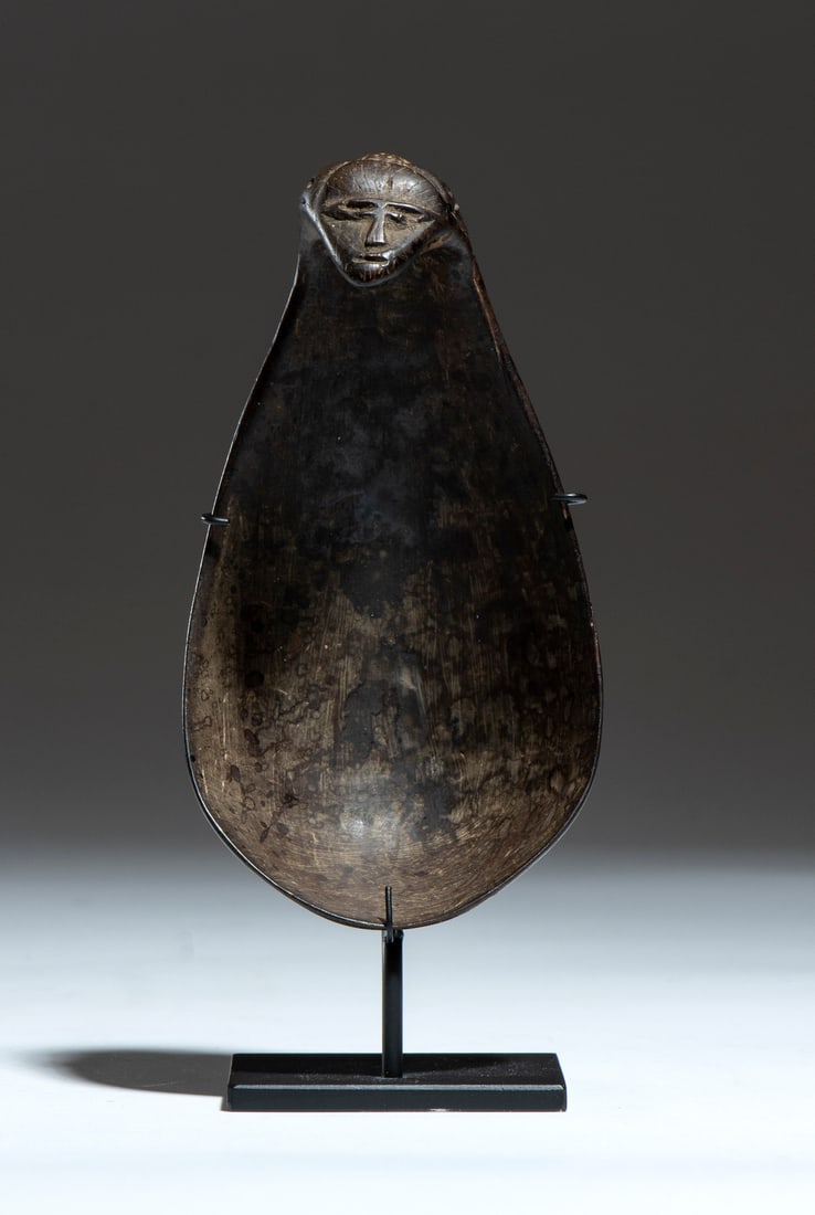 CEREMONIAL LIME SPOON CARVED FROM A COCONUT SHELL.Papua New Guinea, Early 20th century.: CEREMONIAL LIME SPOON CARVED FROM A COCONUT SHELL.Papua New Guinea, Early 20th century. . Cm 15,00.