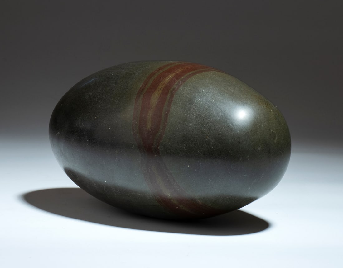 LARGE VOTIVE LINGA IN STONE FROM THE NARMADA RIVER.India, 19th century.: LARGE VOTIVE LINGA IN STONE FROM THE NARMADA RIVER.India, 19th century. . Cm 14,00 x 14,00 x 28,00.