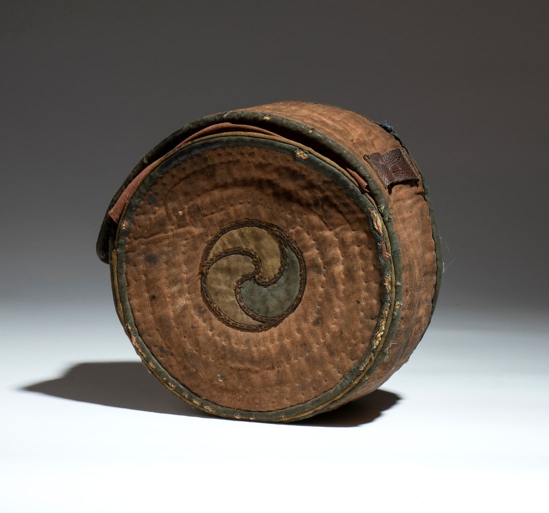 TEMPLE CEREMONIAL DRUM KNOWN AS DAMARU WITH ORIGINAL CASE.Tibet/Nepal, Early 20th century.: TEMPLE CEREMONIAL DRUM KNOWN AS DAMARU WITH ORIGINAL CASE.Tibet/Nepal, Early 20th century. . Cm 21,00 x 21,00. Diameter: 21 cm.