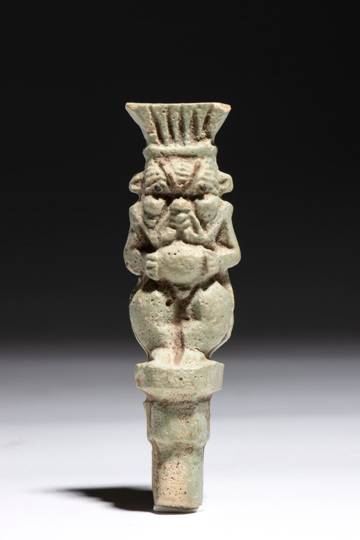 RARO E GRANDE AMULETO IN FAIANCE RAFFIGURANTE IL DIO EGIZIO BES. . (1 of 2)