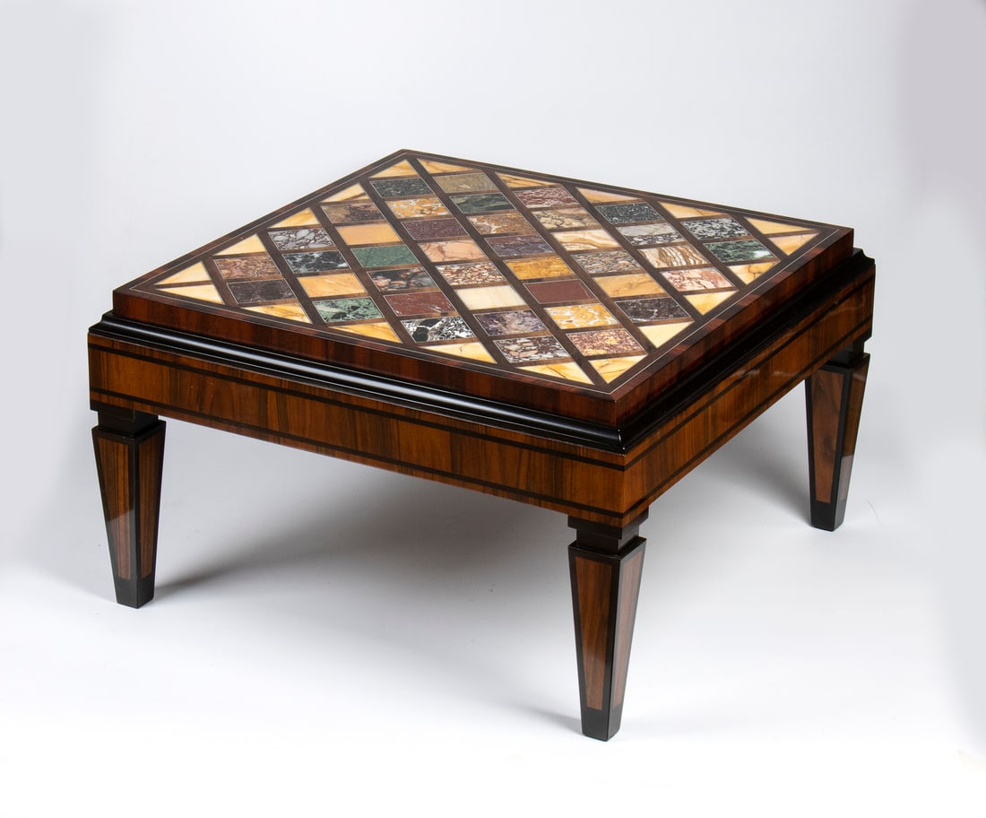 ELEGANT SMALL TABLE FEATURING SAMPLES OF ANCIENT COLORED MARBLES.Italy, 19th century.: ELEGANT SMALL TABLE FEATURING SAMPLES OF ANCIENT COLORED MARBLES.Italy, 19th century. . Cm 70,00 x 42,00 x 70,00.