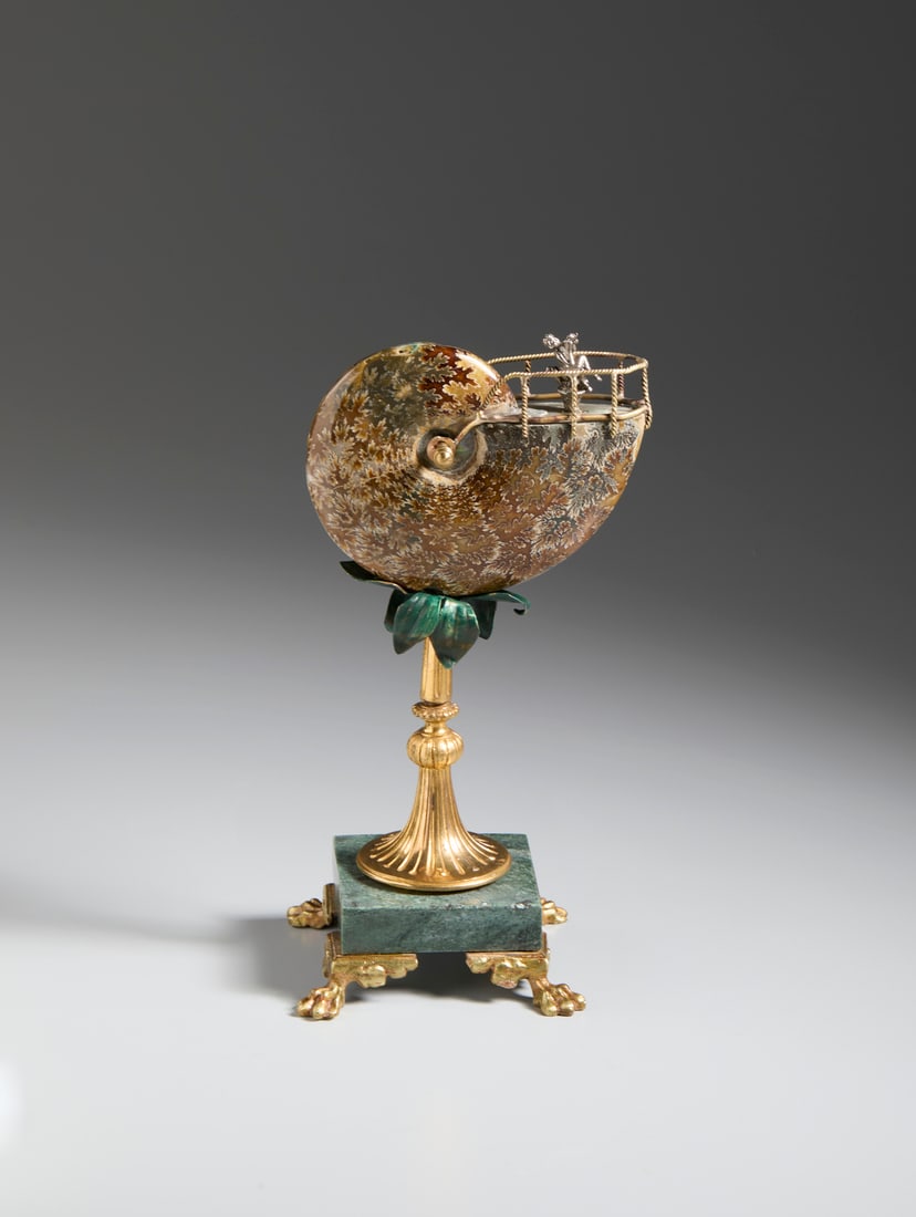 ELEGANT BAROQUE CENTERPIECE COMPOSED OF AN AMMONITE MOUNTED ON BRONZE, SILVER, AND COLORED: ELEGANT BAROQUE CENTERPIECE COMPOSED OF AN AMMONITE MOUNTED ON BRONZE, SILVER, AND COLORED MARBLES.Germany, 18th?19th century. . Cm 14,00 x 27,00.