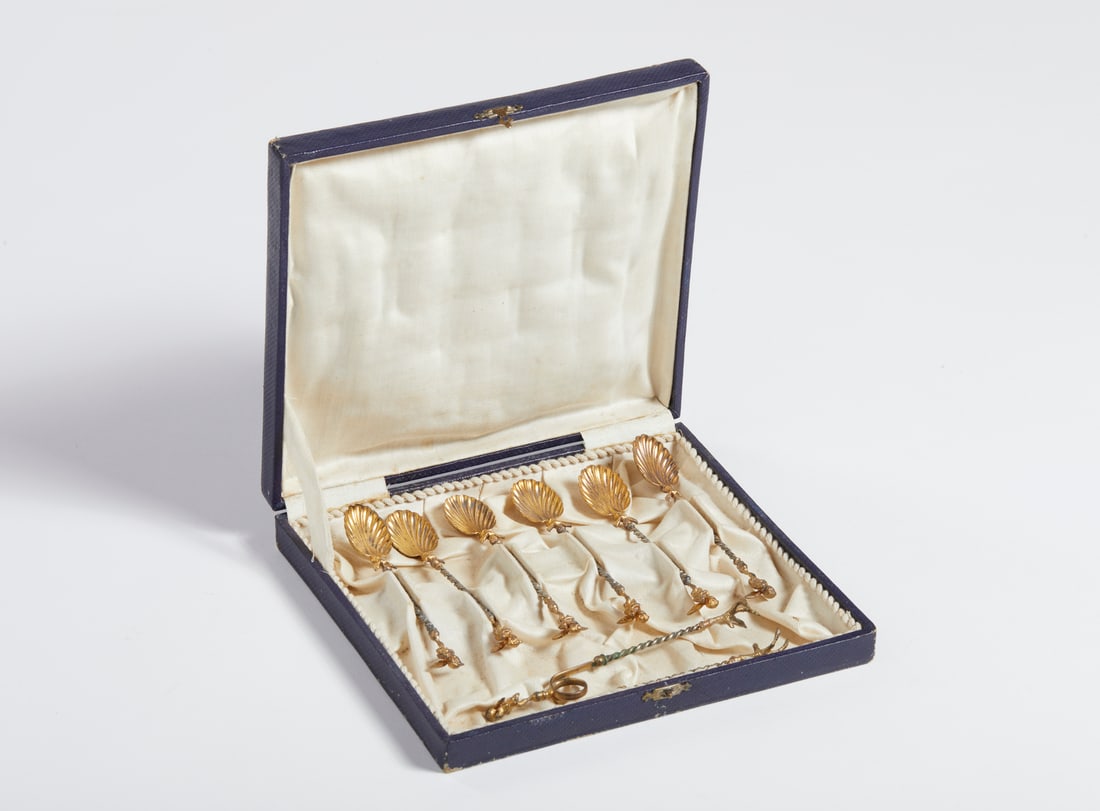 SET OF ELEGANT SUGAR SPOONS WITH SUGAR TONGS AND ORIGINAL CORRESPONDING CASE.France, 19th century. (1 of 2)