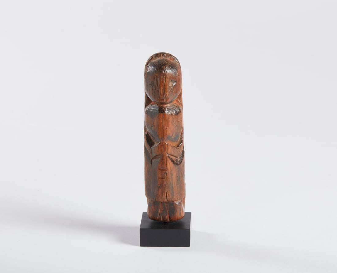 WOODEN FIGURINE WITH HANDS IN LAP Early 20th century. (1 of 5)