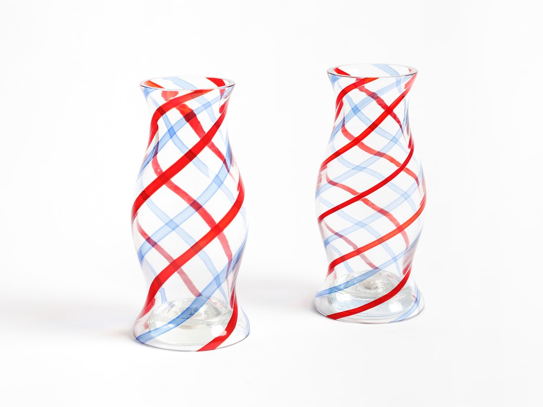 VETRERIA CENEDESE Pair of candle holders, Murano.: VETRERIA CENEDESE Pair of candle holders, Murano. Crystal glass decorated with red and blue spiral canes.. Cm 12,50 x 27,50 x 12,50. 1960s.