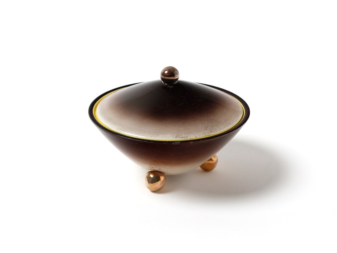 MANIFATTURA GALVANI Box with lid, Pordenone.: GALVANI MANUFACTURE Box with lid, Pordenone. Withe, brown, yellow and gold underglazed ceramic.. Cm 17,50 x 13,00 x 17,50. 1930s.Mark "78 F.to. 3498 Dec. 9/5 36 LU E" and manufacturer's graphic symbol