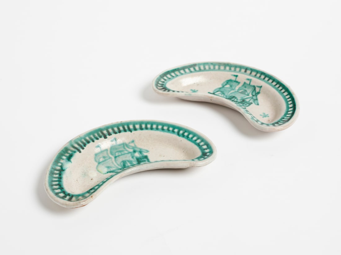 GUIDO GAMBONE Pair of empty pockets decorated with caravels, Vietri. (1 of 2)