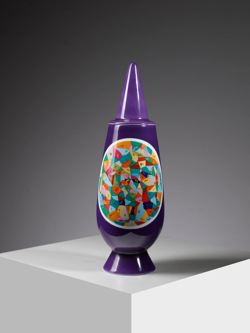 MENDINI ALESSANDRO (1931-2019) & ONTANI LUIGI (1943) Vase with lid from the 100% Make-up series for: MENDINI ALESSANDRO (1931-2019) & ONTANI LUIGI (1943) Vase with lid from the 100% Make-up series for Alessi Tendentse, Germany. 1992. Violet and white porcelain decorated with applied decal.. Cm 13,00