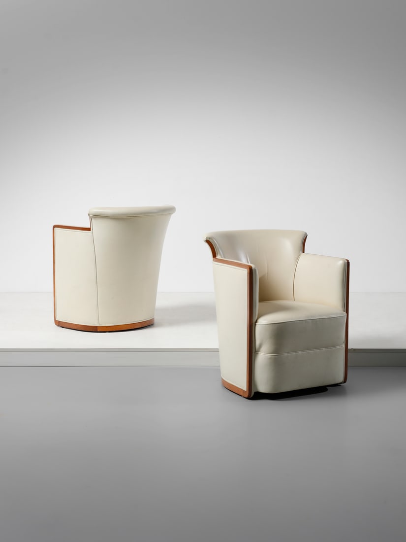 MANIFATTURA ITALIANA Pair of Déco style tub chairs.: ITALIAN WORK Pair of Déco style tub chairs. Wood and leather.. Cm 65,00 x 76,00 x 76,50. First half of the XXth century.