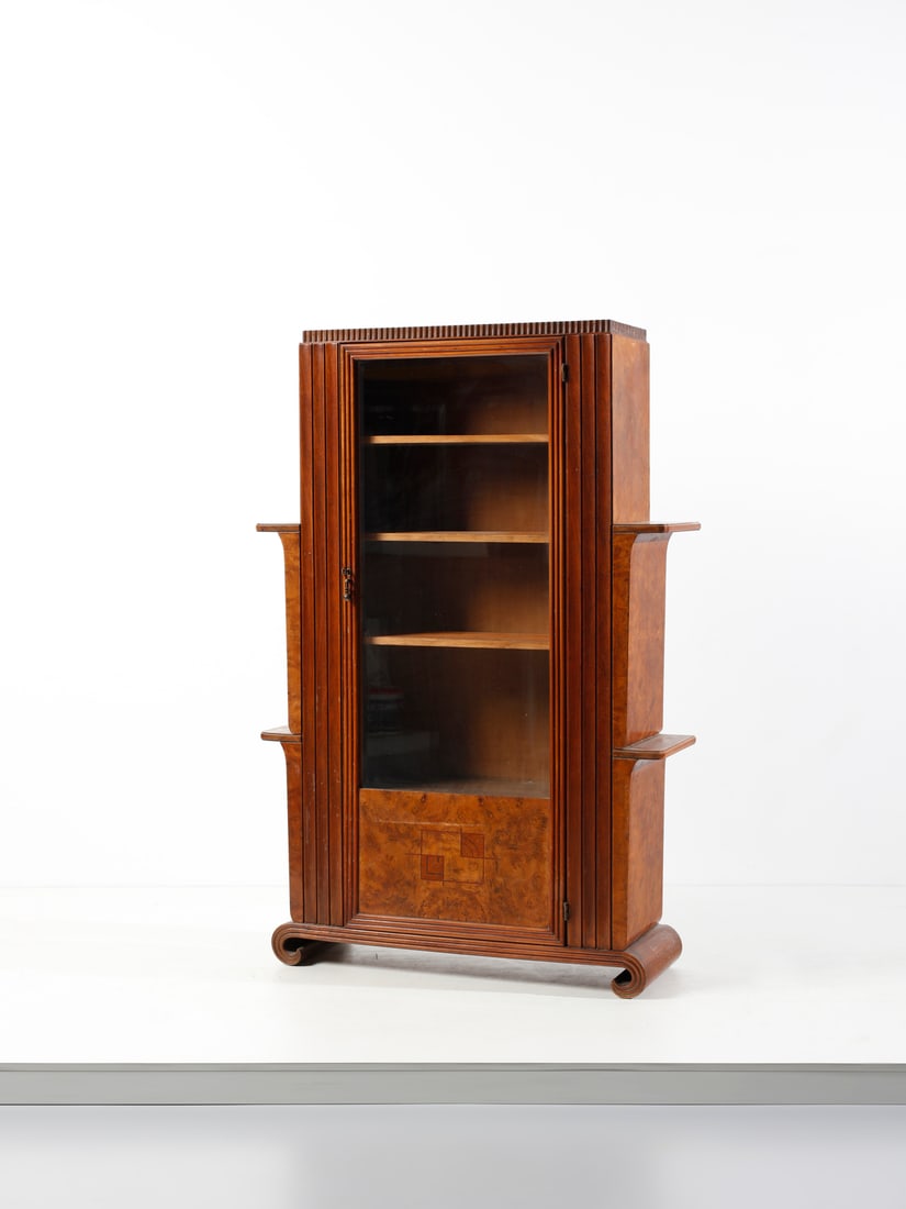 MOBILI ARREDI COMPLETI MOISE' LEVI MINZI Display cabinet, Padua.: MOBILI ARREDI COMPLETI MOISE' LEVI MINZI Display cabinet, Padua. Wood, briar and glass.. Cm 122,00 x 181,00 x 36,00. 1930s.Production metal label.