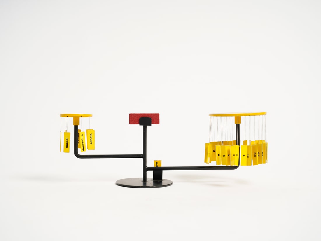 PAOLO TILCHE Tite calendar for Arform, Italy.: TILCHE PAOLO (1925 - 2000) Tite calendar for Arform, Italy. Enameled metal, printed paper, magnet and string.. Cm 32,00 x 11,00 x 9,00. 1950s.