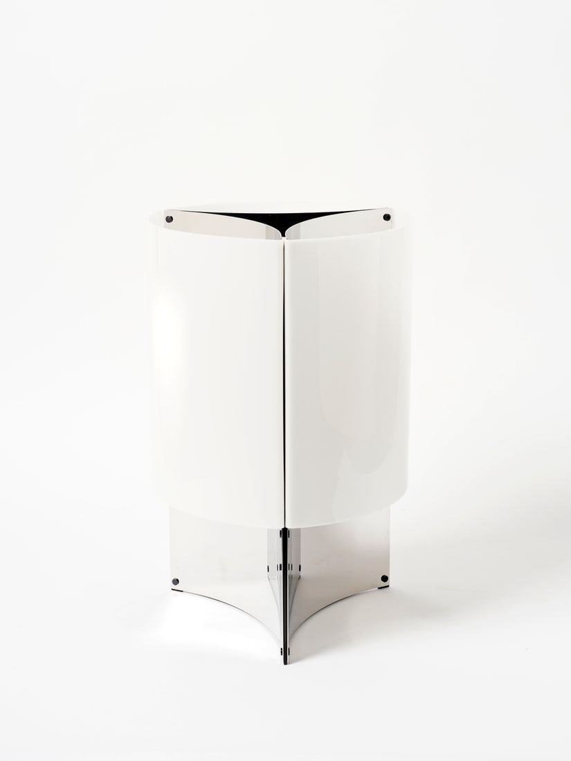 MASSIMO VIGNELLI 526/p table lamp for Arteluce, Milan.: VIGNELLI MASSIMO (n. 1931) 526/p table lamp for Arteluce, Milan. 1965. Chromed metal and methacrylate.. Cm 30,00 x 45,50 x 30,00.