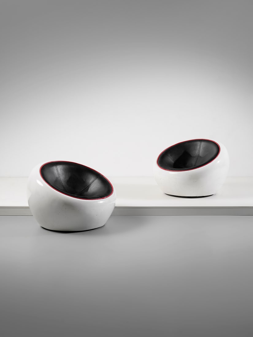 MANIFATTURA ITALIANA Pair of Space Age lounge chairs on wheels.: ITALIAN WORK Pair of Space Age lounge chairs on wheels. Metal, fiberglass and leatherette.. Cm 90,00 x 62,00 x 90,00. 1970s / 1980s.