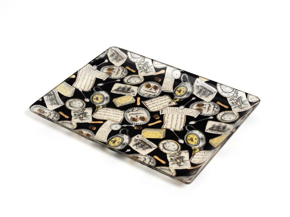 FORNASETTI Tray with decoration from the tobacco company series, Milan.: FORNASETTI Tray with decoration from the tobacco company series, Milan. Printed silk included in methacrylate sheet.. Cm 39,00 x 51,00 x 4,00. 1990s.In original custody.