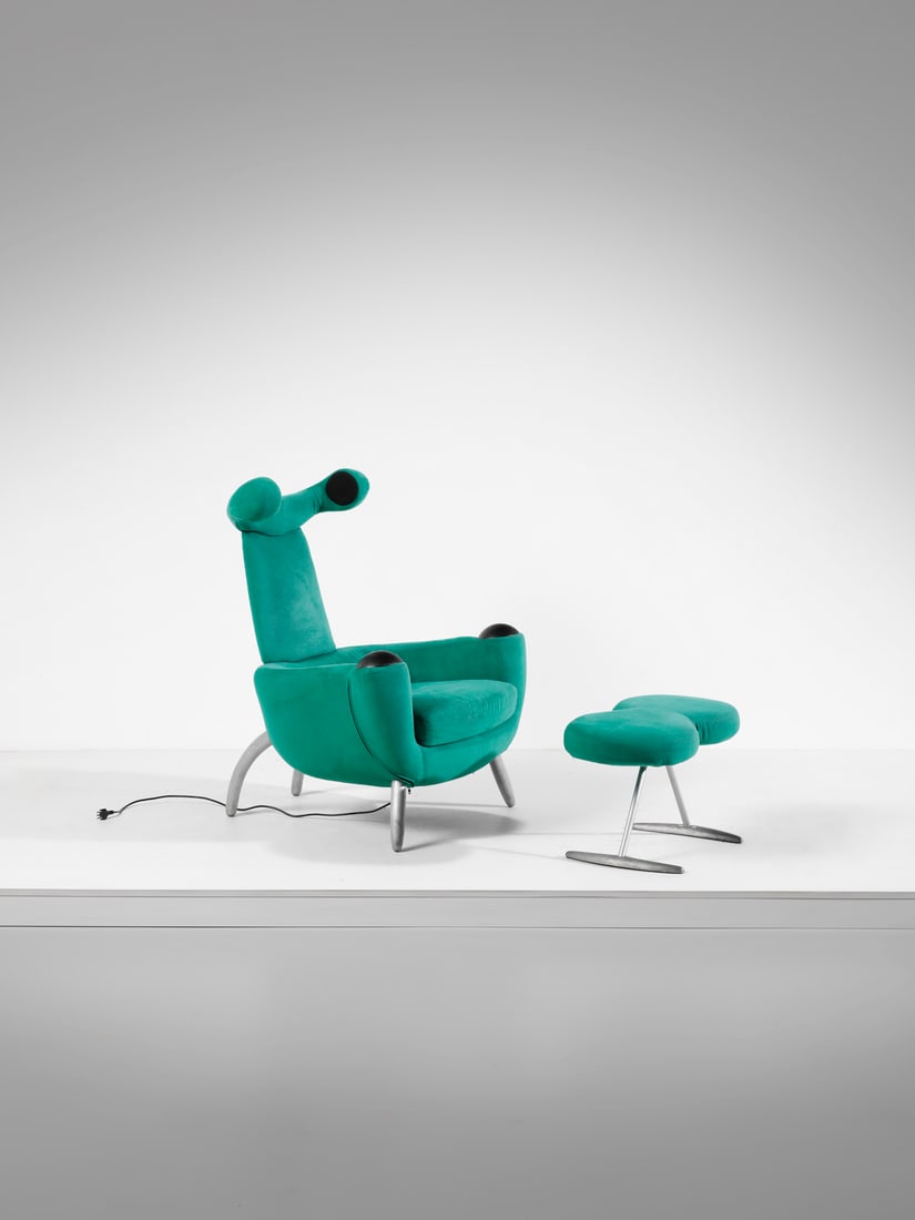 KITA TOSHIYUKI Song armchair with footrest for Saporiti, Besnate.: TOSHIYUKI KITA (n. 1942) Song armchair with footrest for Saporiti, Besnate. 1996. Steel, polyurethane, cast aluminum and padded microfiber.. . Relaxation system consisting of a seat and a stereo syste