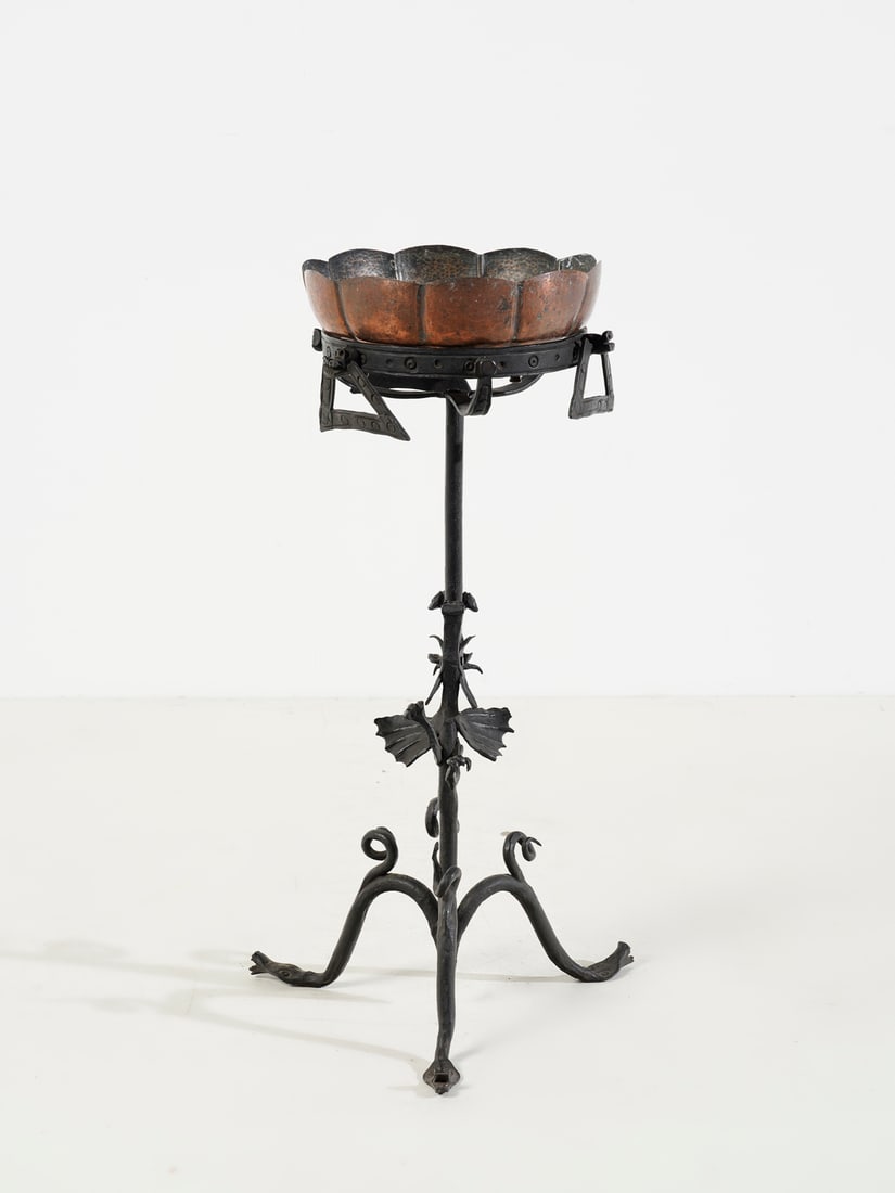 MANIFATTURA ITALIANA Tripod vase holder.: ITALIAN WORK Tripod vase holder. Wrought and forged iron and copper.. Cm 49,00 x 95,00 x 42,00. 1910s / 1920s.