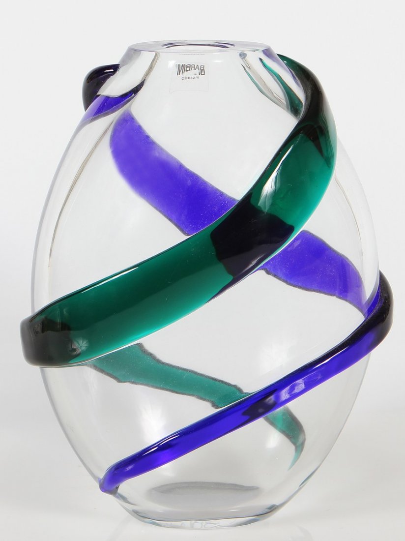 ALFREDO BARBINI Vaso.: BARBINI ALFREDO (1912 - 2007) Vaso. Vetro di Murano. Cm 20,00 x 25,00 x 11,00. Vaso in vetro di Murano con spirale blue e verde.Anni '80.