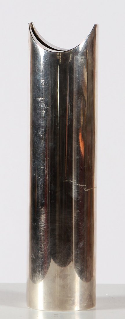 LINO SABATTINI Vaso.: SABATTINI LINO (n. 1925) Vaso. Metallo argentato. Cm 9,00 x 36,00. Firma sotto la base.