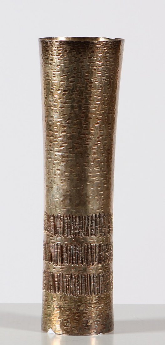 MARIO PINTON Vaso.: PINTON MARIO Vaso. Metallo argentato. Cm 33,50 x 10,00. Prodotto per Atelier des Orfevres. Marchio inciso sotto la base.