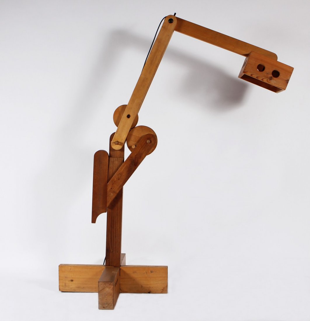 PIETRO CASCELLA Lampada-scultura da terra.: CASCELLA PIETRO (1921 - 2008) Lampada-scultura da terra. Legno. Cm 65,00 x 65,00. Firma incisa nel legno. Anni '70. Altezza regolabile, massima 240 cm.