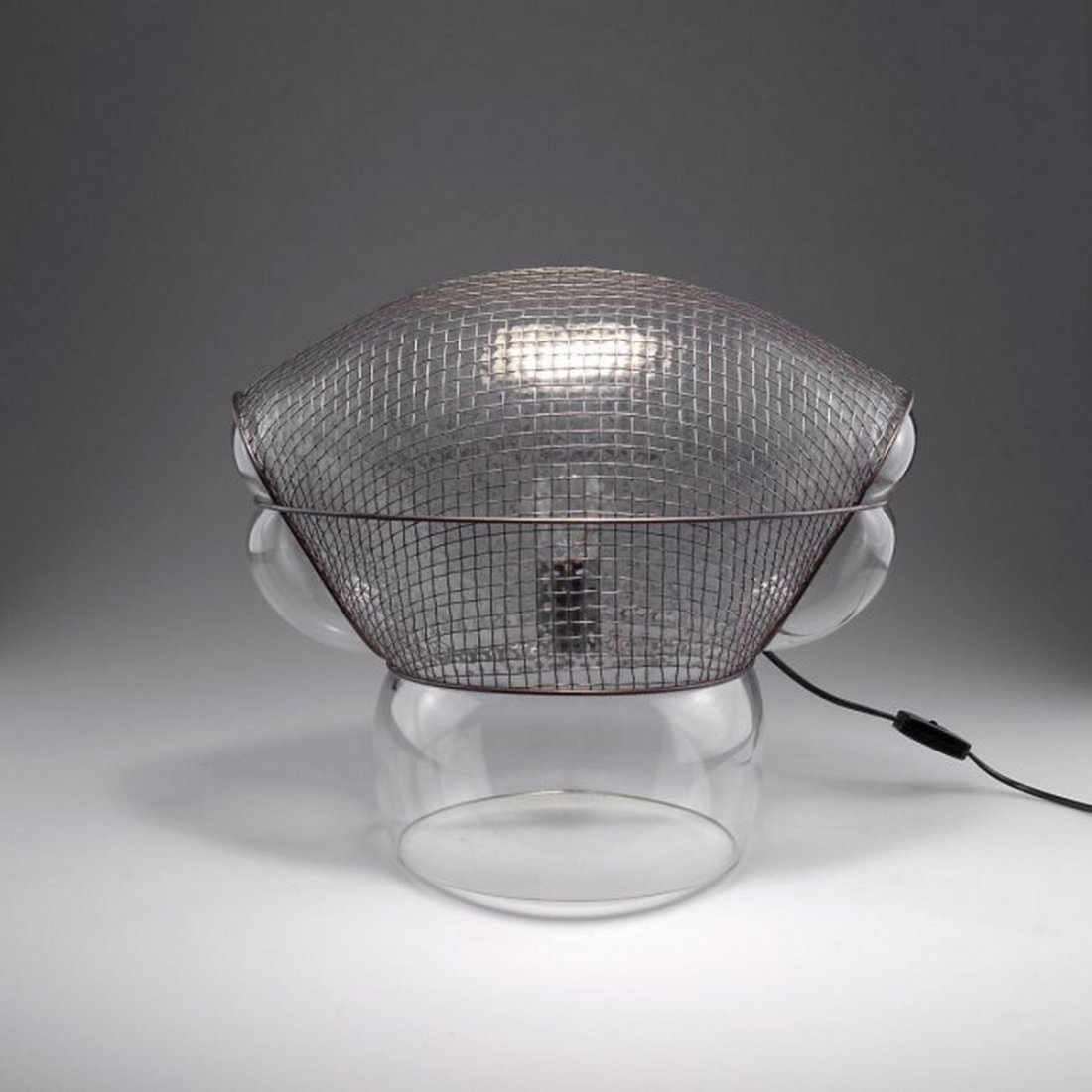 GAE AULENTI Lampada da tavolo modello Patroclo. 1975: AULENTI GAE (1927 - 2012) Lampada da tavolo modello Patroclo. 1975. Vetro e metallo. Cm 45,00 x 30,00 x 45,00.