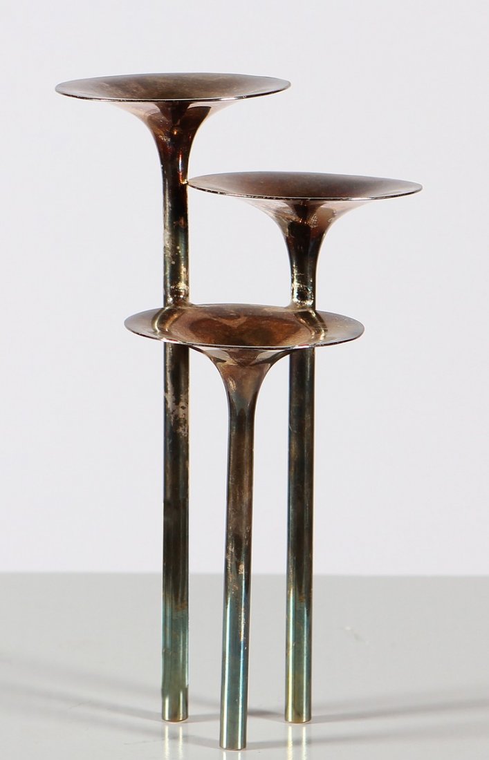 LINO SABATTINI Portacandele.: SABATTINI LINO (n. 1925) Portacandele. Metallo argentato. Cm 13,50 x 24,00.