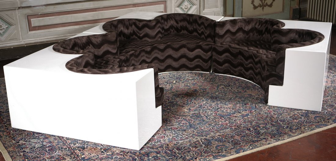 ARCHIZOOM Tre divani Safari.: ARCHIZOOM Tre divani Safari. Vetroresina e tessuto. Cm 129,00 x 60,00 x 129,00. Prodotto per Poltronova.