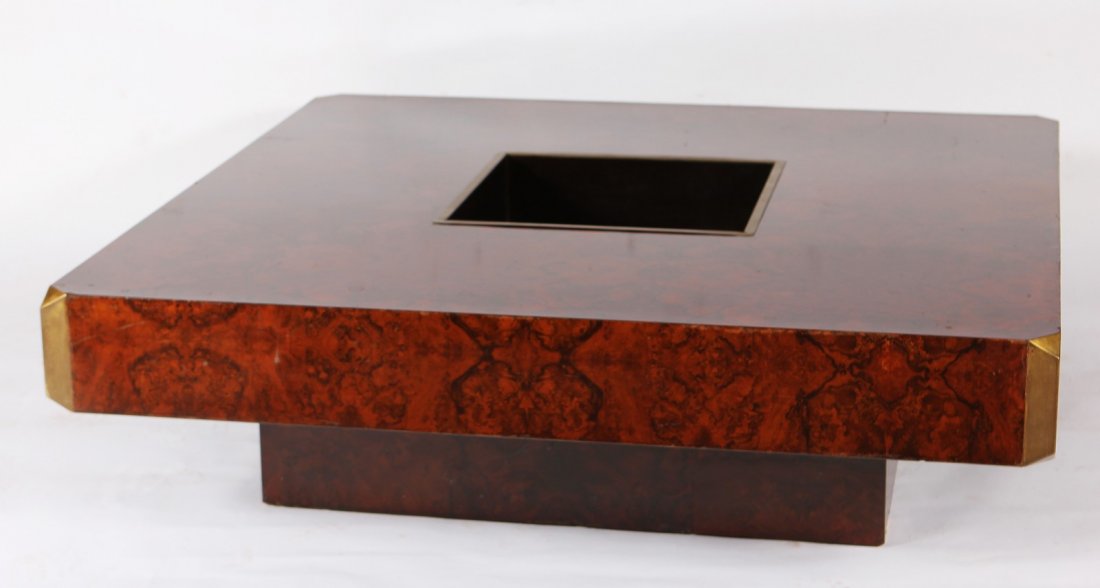 WILLY RIZZO Coffee table.: RIZZO WILLY (n. 1928) Coffee table. Radica di noce.. Cm 120,00 x 34,00 x 120,00. Prodotto per Luigi Sabot. Anni '70.