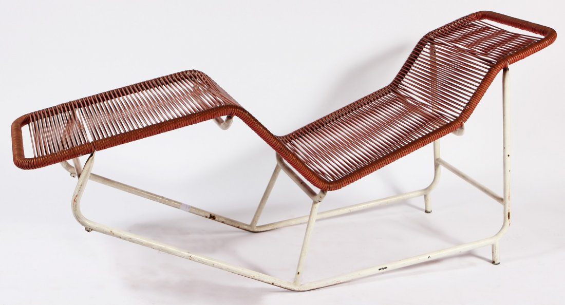 MOBILI PINO DI PARABIAGO Attribuito a. Sdraio di chiara: MOBILI PINO DI PARABIAGO (Attribuito a.) Sdraio di chiara ispirazione razionalista ripreso negli anni '50. Metallo e plastica. Cm 56,00 x 80,00 x 180,00.